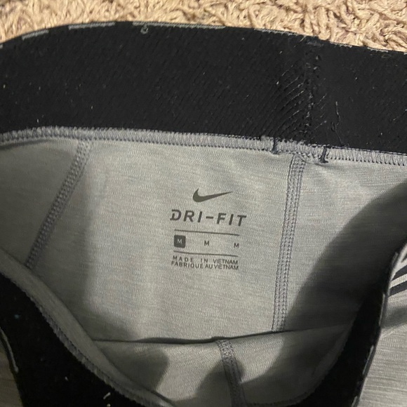 Size M Nike pro leggings - Picture 3 of 3